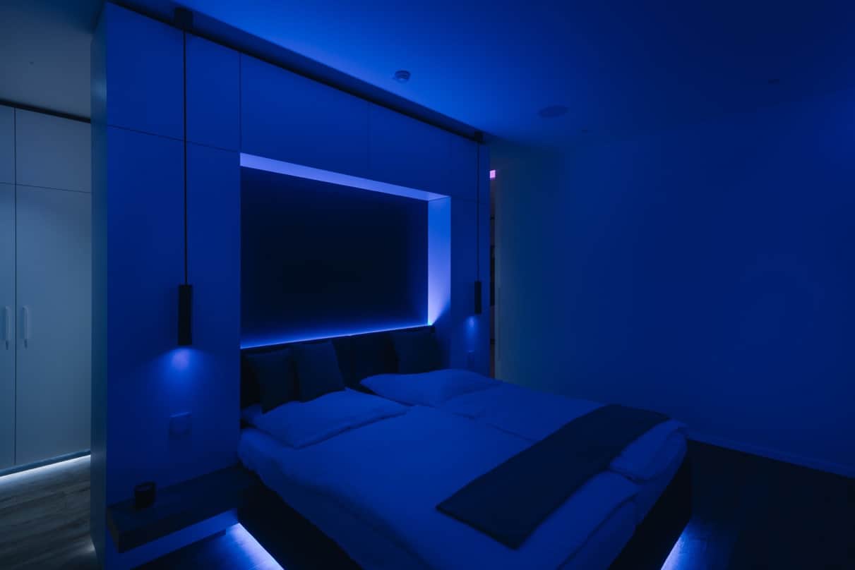 Anwesenheitserkennung und Bewegungssensoren sorgen für gedimmtes Licht im Schlafzimmer